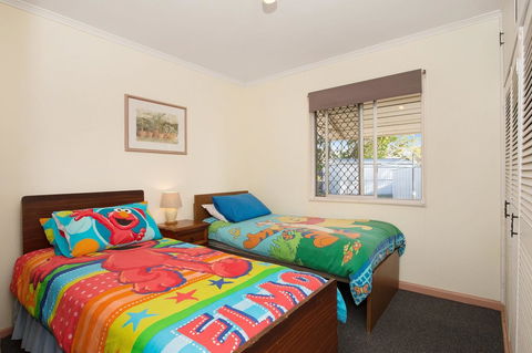 Lowset, Pet Friendly Cottage - Sunset Ave, Bongaree - Accommodation Melbourne 7