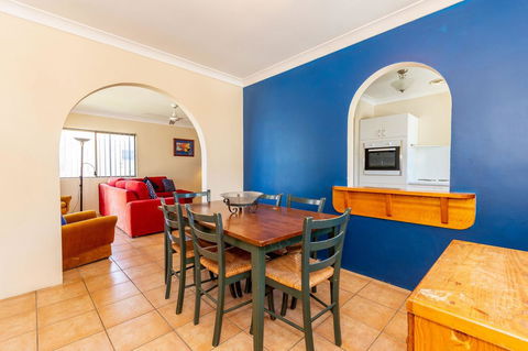 Fantastic Views From This Top Floor Unit! - Accommodation Melbourne 2