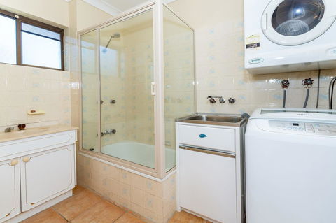 Fantastic Views From This Top Floor Unit! - Accommodation Melbourne 3