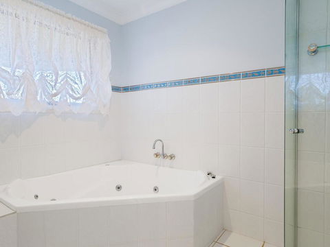 'GrandView', 10 Grandview Close - Huge House With Water Views, Aircon, WIFI, Netflix, Foxtel & Billiard Table - Accommodation Melbourne 2