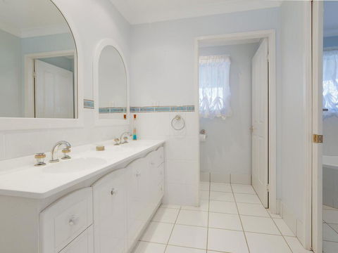 'GrandView', 10 Grandview Close - Huge House With Water Views, Aircon, WIFI, Netflix, Foxtel & Billiard Table - Accommodation Melbourne 3