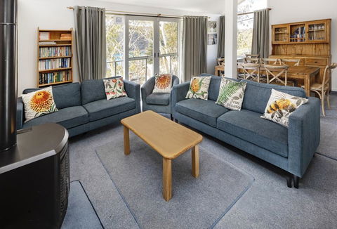 'Matilda' - Spacious & Centrally Located With Great Lake Views - Accommodation Melbourne 1