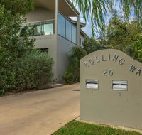 'Rolling Waves 2' on Ocean Drive - Accommodation Melbourne