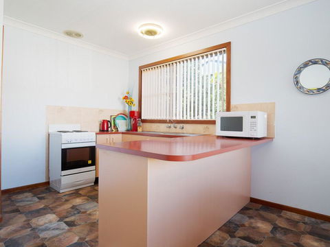 'Rutland', 1/13 Cromarty Road - Pet Friendly, Boat Parking, Water Views, Air Con - Accommodation Melbourne 2
