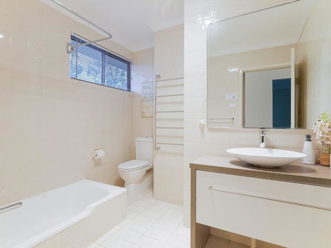 1 'Kooringal', 105 Soldiers Point Road - Waterfront Unit Wth Aircon - Accommodation Melbourne 1
