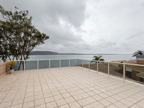 1 'Kooringal', 105 Soldiers Point Road - Waterfront Unit Wth Aircon - Accommodation Melbourne 0