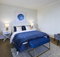 1 Bdrm Top Floor Apt With Sunroom - Accommodation Melbourne