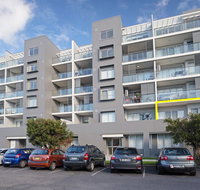 104 'The Shoal' 6-8 Bullecourt Street - linen included  under 200m to beach - Accommodation Melbourne