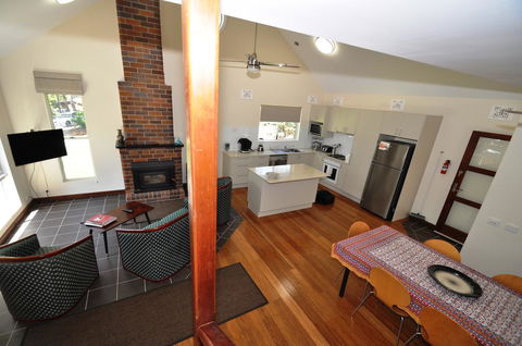 11 Barkala St. Dalmeny - Accommodation Melbourne 1