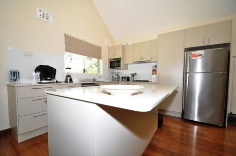 11 Barkala St. Dalmeny - Accommodation Melbourne 2