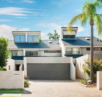 15 'The Moorings' 4 Cromarty Road - stunning with water views  pool - Accommodation Melbourne