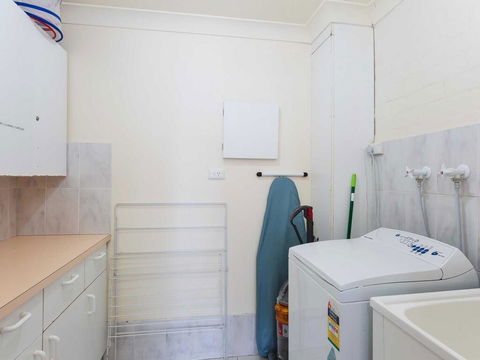 16 'The Moorings' 4 Cromarty Road - Waterfront Property With Pool & Air Conditioning - Accommodation Melbourne 2