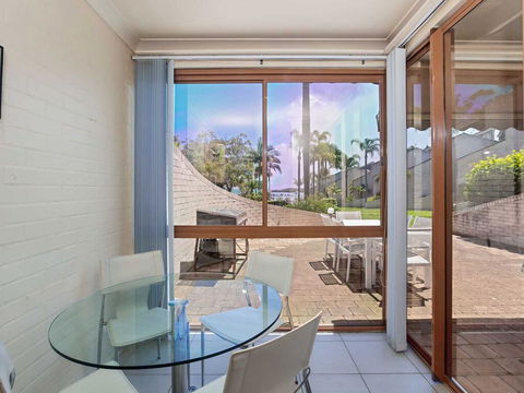 16 'The Moorings' 4 Cromarty Road - Waterfront Property With Pool & Air Conditioning - Accommodation Melbourne 3