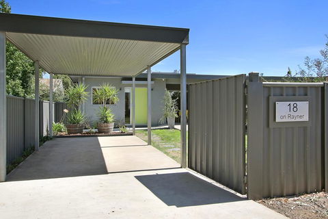 18 On Rayner - Swish Apartment Myrtleford - Accommodation Melbourne 2