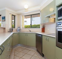 2 'Peninsula Waters' - three bedroom unit with spacious private courtyard  WIFI - Accommodation Melbourne