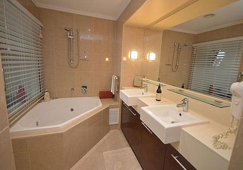 2 BDR/Apt/Foxtel/WiFi/Pool/parking/Spa/Hervey Bay - Accommodation Melbourne 2