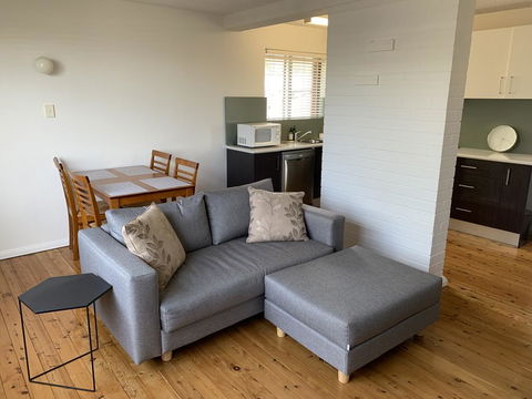 2 Bed Bar Beach Apartment - Stroll To Beach & Cafes, Supermarket Apartment 6 - Accommodation Melbourne 1