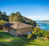 2 Water Crescent - Retro Haven - Accommodation Melbourne