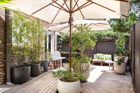 2-Bed Balmain Retreat With Outdoor Patio - Accommodation Melbourne 1