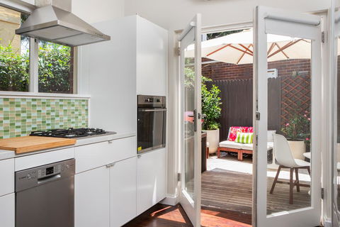 2-Bed Balmain Retreat With Outdoor Patio - Accommodation Melbourne 3