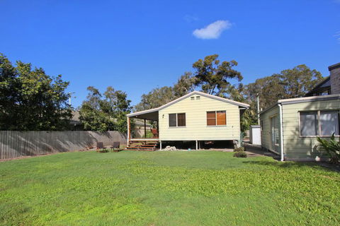 24 Sundew Street, Mudjimba - 500 Bond - Pet Friendly, Linen Supplied, WIFI, Air Cond. - Accommodation Melbourne 1