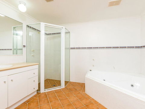 3 'Peninsula Waters', 2-4 Soldiers Point Rd - Beautiful Air Conditioned Unit With Pool, Lift & WIFI - Accommodation Melbourne 1