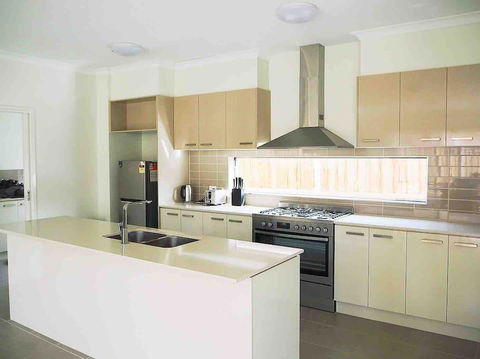 4 Bed 2 And A Half Bath Luxury Villa In Point Cook - Accommodation Melbourne 3
