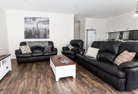 4 Bedroom Inner City Townhouse - SLEEPS 9 !! - Accommodation Melbourne 0