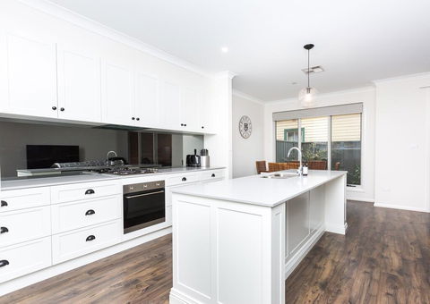 4 Bedroom Inner City Townhouse - SLEEPS 9 !! - Accommodation Melbourne 1