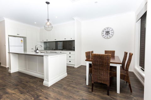 4 Bedroom Inner City Townhouse - SLEEPS 9 !! - Accommodation Melbourne 3