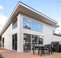 4 king or 8 single beds WiFi Netflix pet friendly - Accommodation Melbourne