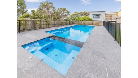 52 ON BAYVIEW - PET FRIENDLY (OUTSIDE ONLY) - Accommodation Melbourne 0