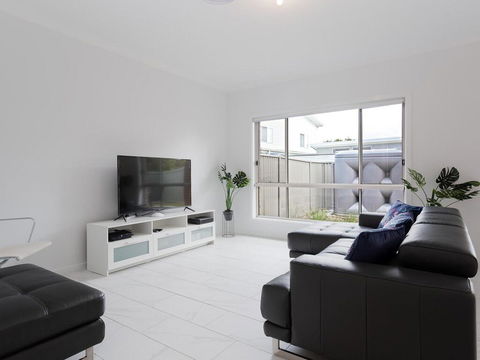 5B BENT STREET - LARGE HOUSE WITH DUCTED AIR CON, WIFI & FOXTEL - Accommodation Melbourne 1
