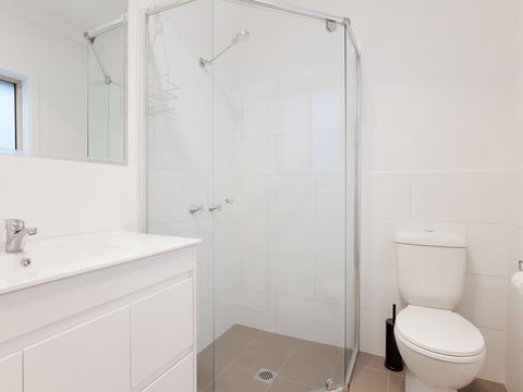 5B BENT STREET - LARGE HOUSE WITH DUCTED AIR CON, WIFI & FOXTEL - Accommodation Melbourne 3