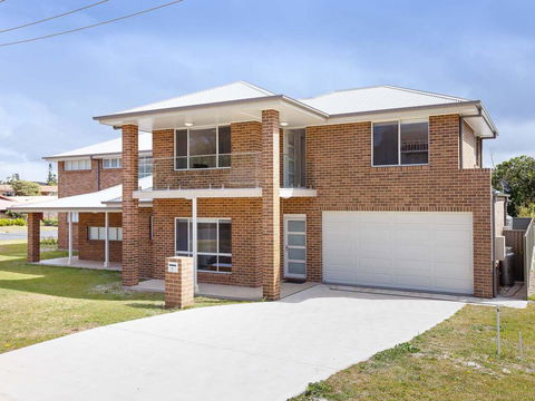 5B BENT STREET - LARGE HOUSE WITH DUCTED AIR CON, WIFI & FOXTEL - Accommodation Melbourne 0