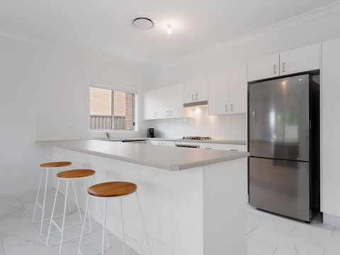 5B BENT STREET - LARGE HOUSE WITH DUCTED AIR CON, WIFI & FOXTEL - Accommodation Melbourne 2