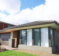 5Bed 2Bath Family House in Werribee - Accommodation Melbourne