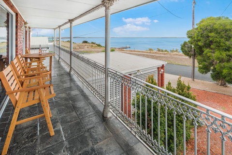 6-bed Oceanfront House With Jacuzzi, Games, Parking - Accommodation Melbourne 2