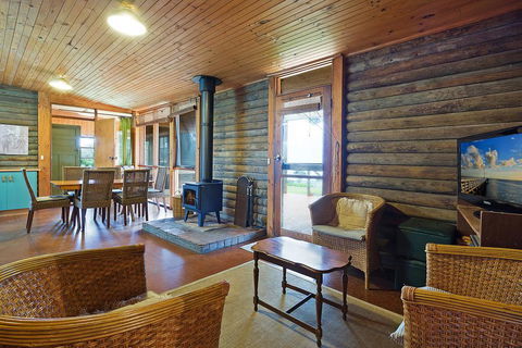 98 Ocean Parade - Rustic Log Cabin - Accommodation Melbourne 2