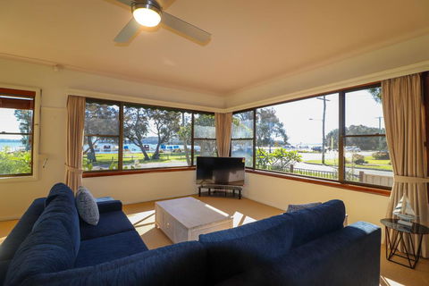 A Reflection On The Lake - Accommodation Melbourne 3