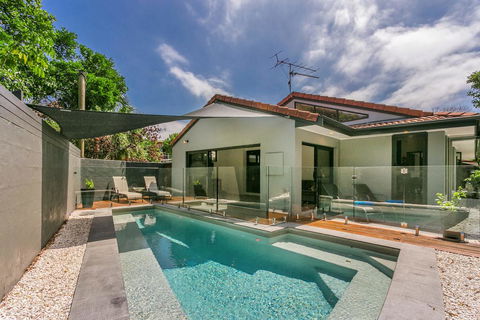 A SWEET ESCAPE - At The Beach - Accommodation Melbourne 0