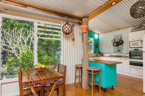 A SWEET ESCAPE - Beachcombers Cottage Beachfront - Accommodation Melbourne 2