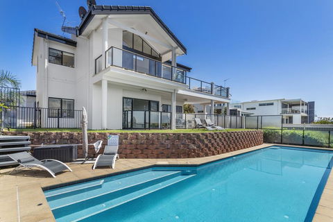 Above And Beyond - Beautiful Home With Pool - Accommodation Melbourne 0