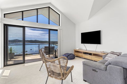 Above And Beyond - Beautiful Home With Pool - Accommodation Melbourne 1