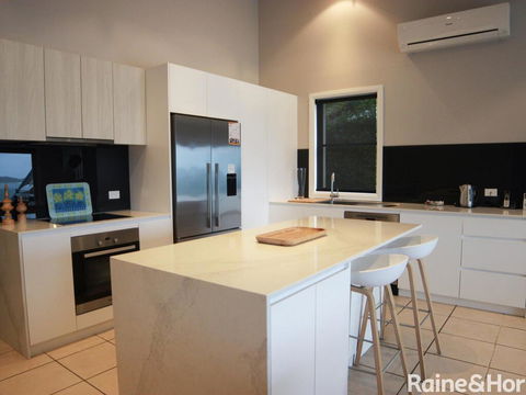 Absolutely Avoca - 114a Avoca Drive, Avoca Beach - Accommodation Melbourne 1