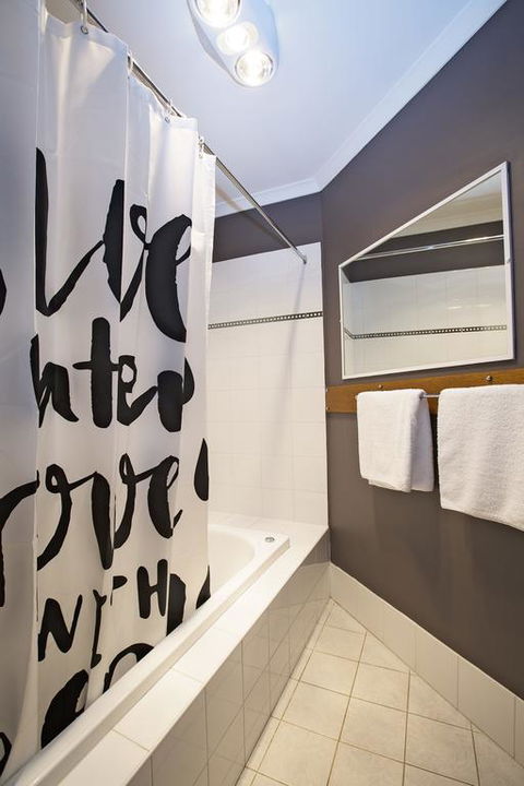 Acacia 2 - Luxurious Holiday Townhouse - Accommodation Melbourne 3