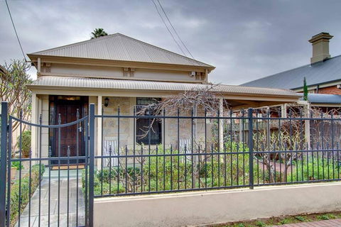 Adelaide Close CBD Large Private Studio Apartment In St Peters - Accommodation Melbourne 0
