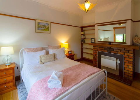 Elm Trees Of Ross Cottage - Accommodation Melbourne 3