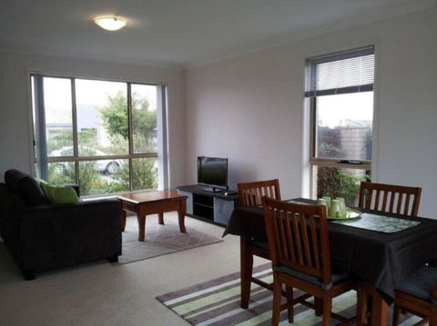 Entire 2BR Sunny House @Franklin, Canberra - Accommodation Melbourne 0