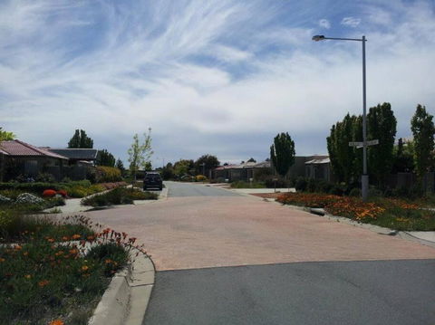 Entire 2BR Sunny House @Franklin, Canberra - Accommodation Melbourne 1